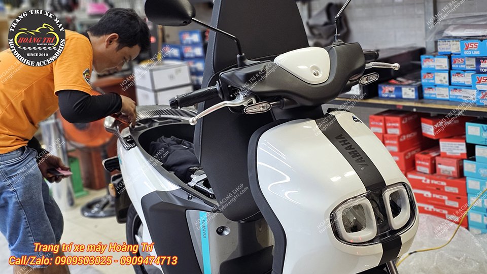 Xe máy điện Yamaha Neos ghé shop để dán keo xe