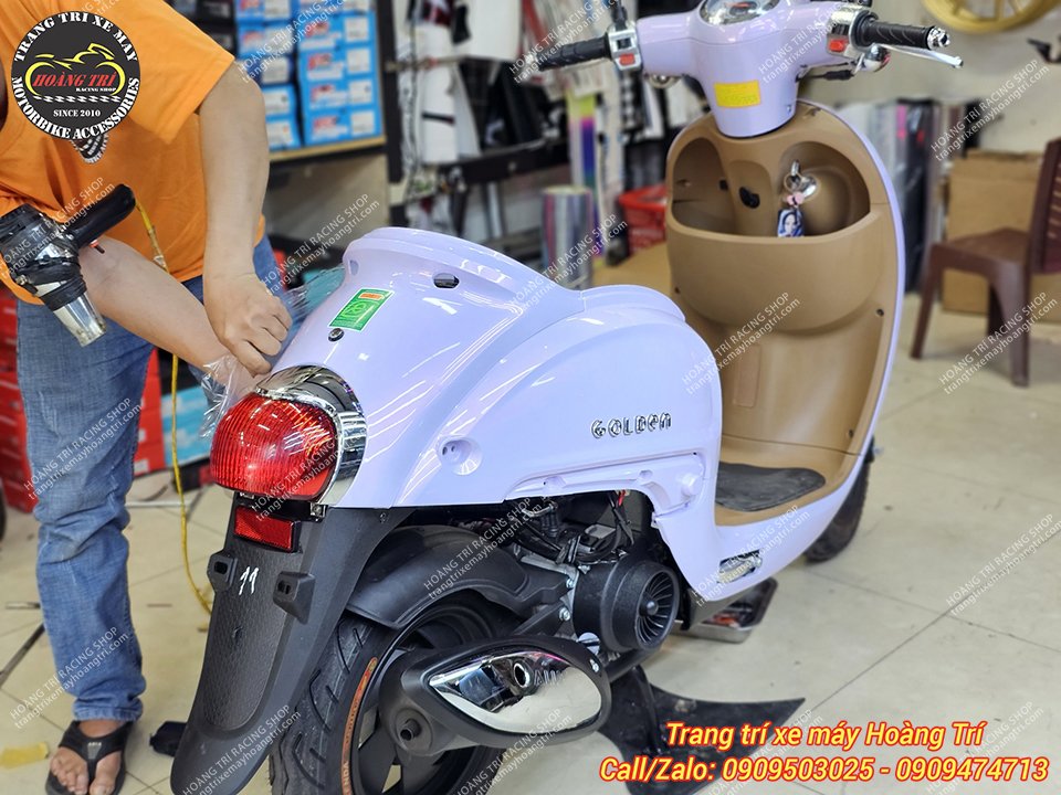 Từ 2 bên sườn cho đến dàn đầu cũng có điểm giống với dòng xe Scoopy