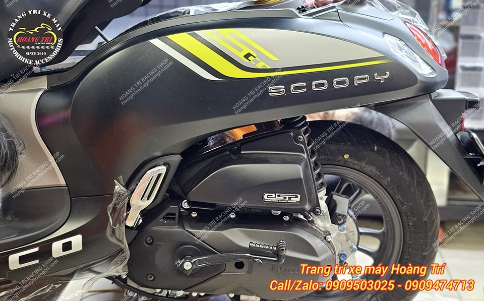 Đã dán keo nhám hoàn thiện một bên của xe Scoopy 2023