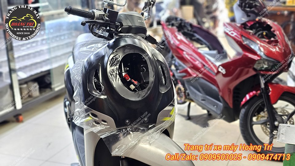 Cắt keo dư thừa và chỉnh lại một xíu là hoàn thiện cho xe Scoopy 2023 - Dán keo xe Scoopy 2023